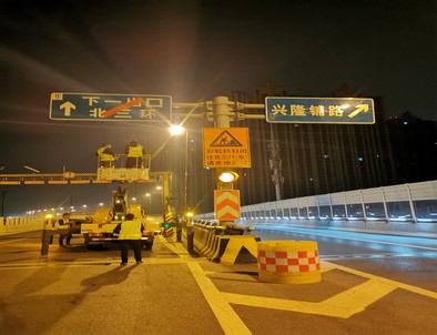 齐齐哈尔郑州市北三环彩虹桥交通标志牌安装现场